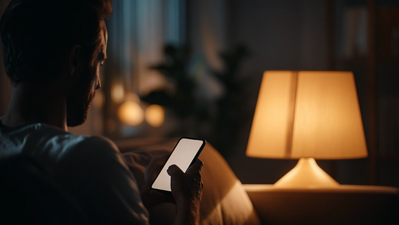 Akşam saatlerinde telefondan rahat bir sohbet başlatan kişi