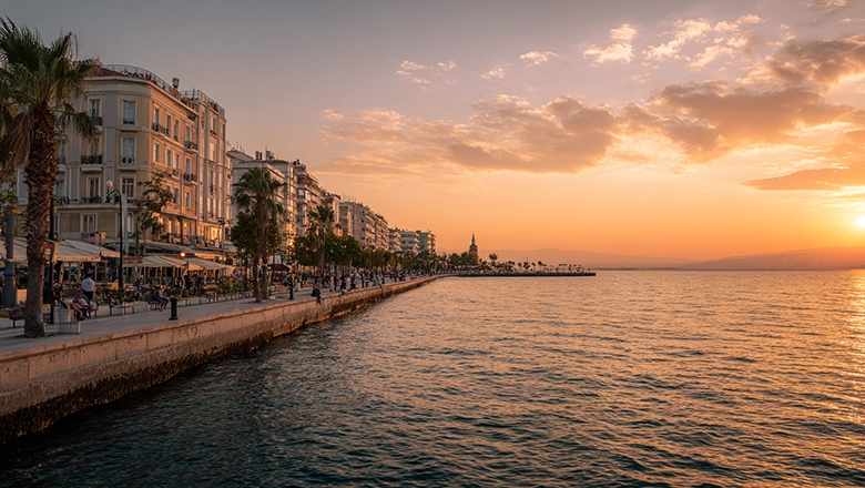İzmir Kordon'da huzurlu bir günbatımı manzarası